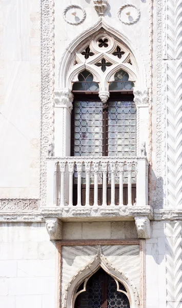Balcon dans le palais — Photo