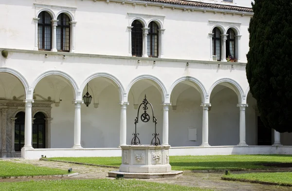 Типичный Венецианский двор — стоковое фото