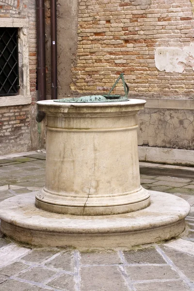 Типичный колодец Венеции — стоковое фото