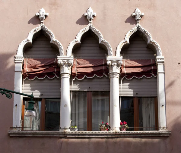 Typiska venetianska fönster — Stockfoto