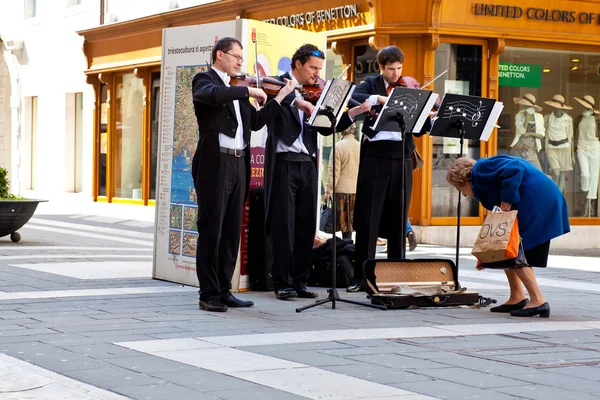 Konsert i gatan av violinister — Stockfoto