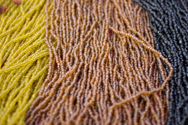 Kettingen kleurrijke kralen — Stockfoto