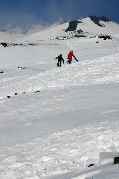 Děti přehrání na sněhu — Stock fotografie