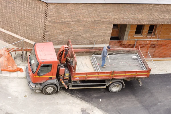 Рабочие на грузовике — стоковое фото