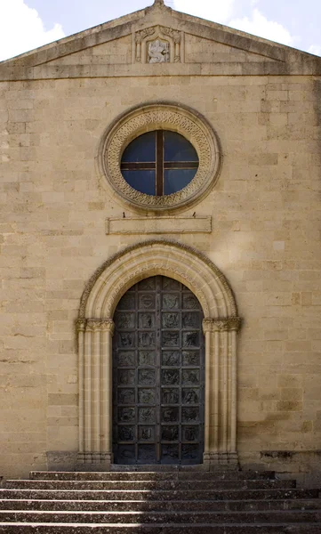 Porta de metal velha de uma igreja — Fotografia de Stock