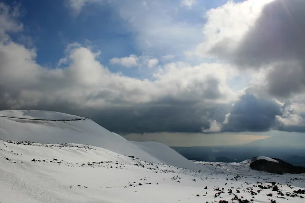 记录器，西西里被雪覆盖的火山 — 图库照片