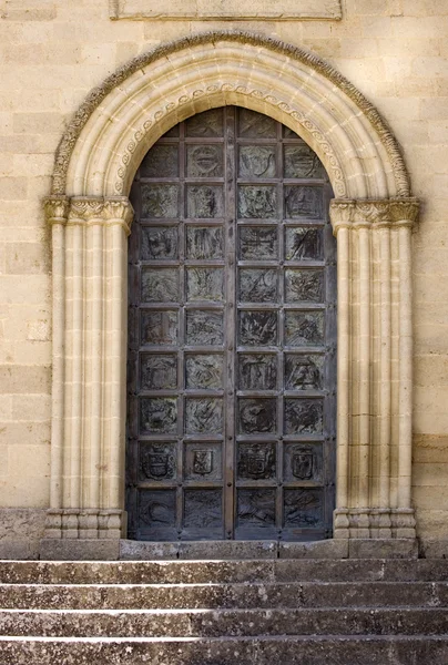 Старая металлическая дверь церкви — стоковое фото