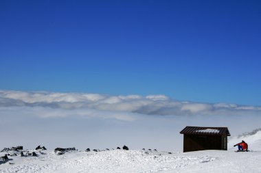 etna volcan kar ile kaplı ahşap ev