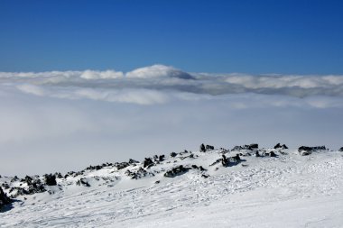 etna volcan kar ile kaplı ahşap ev