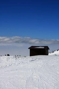 etna volcan kar ile kaplı ahşap ev