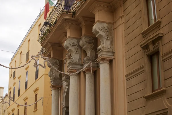 Säulen eines historischen Gebäudes, trapani — Stockfoto