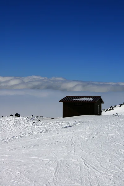 Casa de madeira no Etna Volcan coberto por neve — Fotografia de Stock