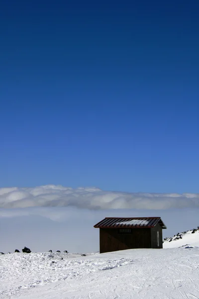 Dřevěný dům na volcan etna sněhem — Stock fotografie