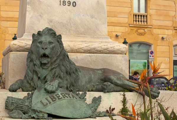Bronze lion, Trapani — Stock Photo, Image