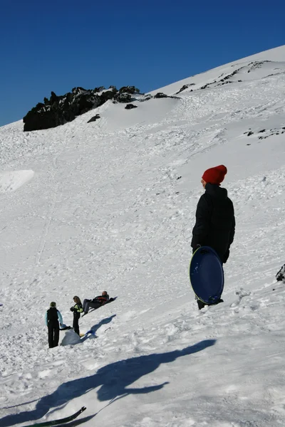 走在被雪覆盖的埃特纳火山 — 图库照片