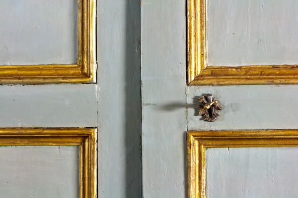Дверь украшена золотом — стоковое фото