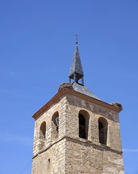 Nesten ooievaar op de bell tower — Stockfoto