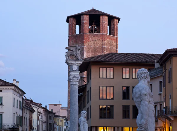 Winged lion and Ercole statue in Piazza Libertà, Udine — Stockfoto