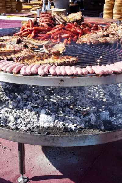 Мясо, сосиски и сосиски на гриле — стоковое фото