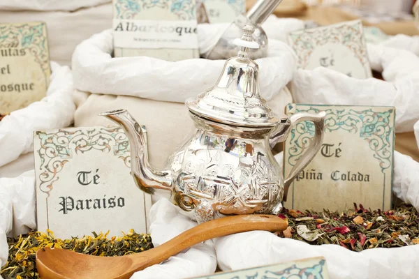 Пакеты чая и чая — стоковое фото