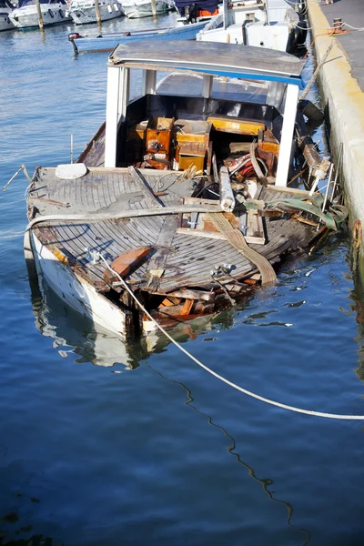 Starý rozbitý člun — Stock fotografie