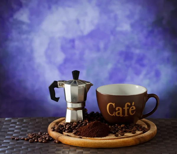 Moka e xícara de café — Fotografia de Stock