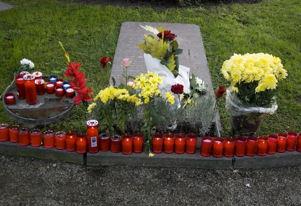 꽃 및 장례 촛불 — 스톡 사진