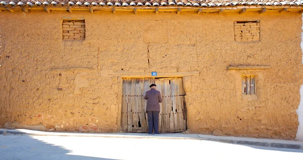 Old man closing the door — Stock Photo, Image