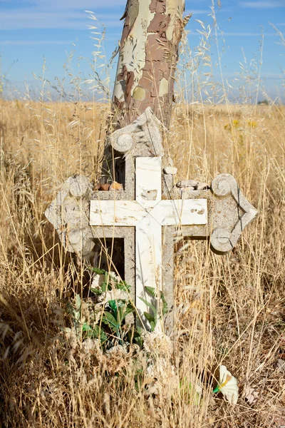 Krzyż na polu — Zdjęcie stockowe