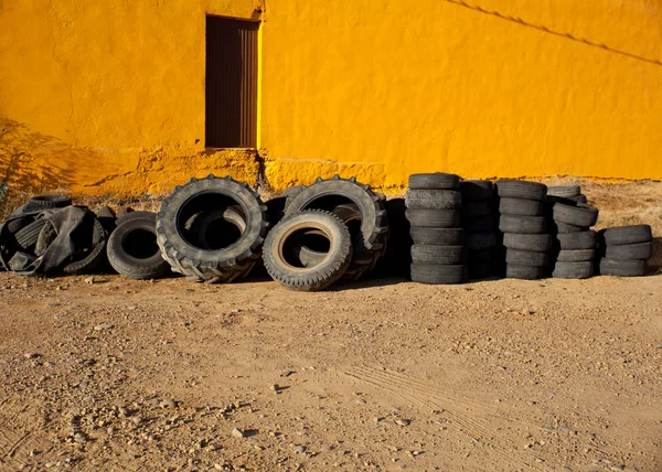 Neumáticos viejos — Foto de Stock