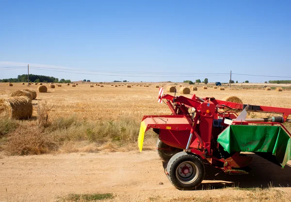 Traktor na venkově — Stock fotografie