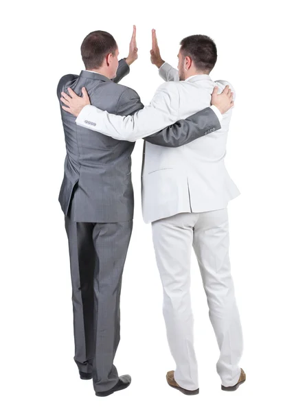 Volta a exibição de dois empresários alegres com gesto de sucesso. traseira — Fotografia de Stock
