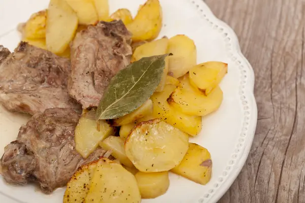 Lamsvlees met aardappelen — Stockfoto