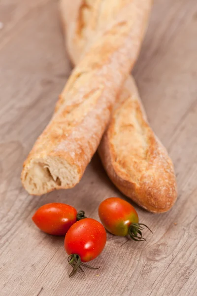 Baguete e tomate — Fotografia de Stock