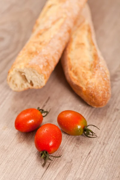 Baguete e tomate — Fotografia de Stock