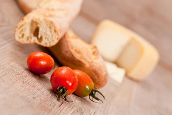 Baguette and tomatoes — Stock Photo, Image