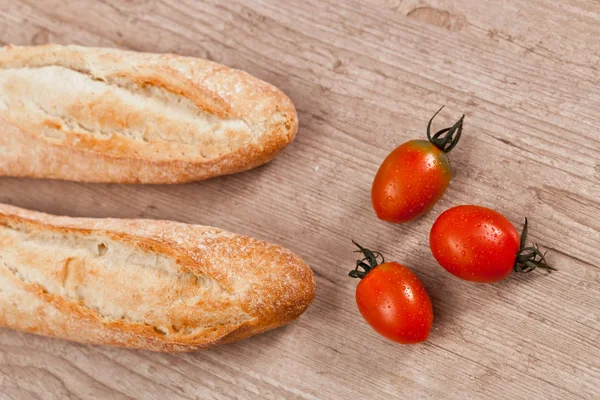Baguette y tomates — Foto de Stock