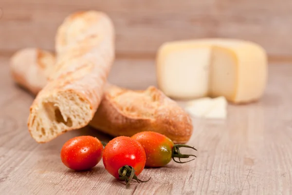 Baguette and tomatoes — Stock Photo, Image