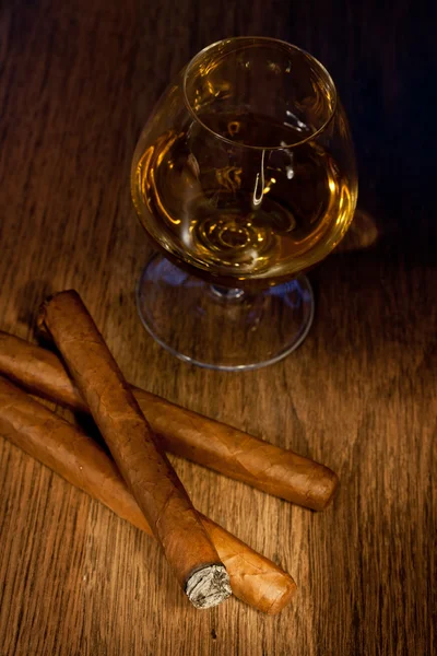 Виски и сигары — стоковое фото