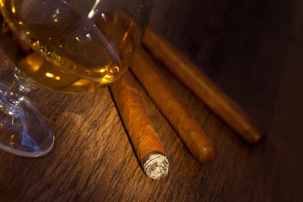 Whisky och cigarrer — Stockfoto