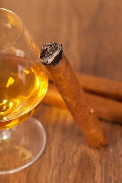 威士忌酒和雪茄 — 图库照片