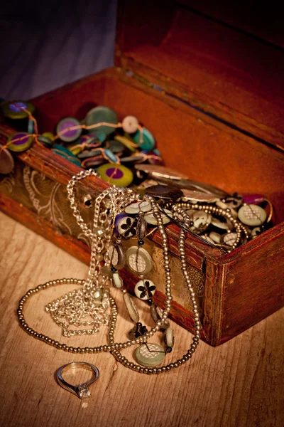 Kistan med juveler — Stockfoto