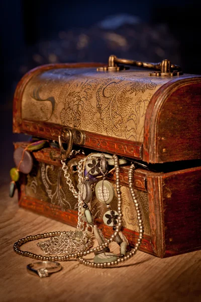 Kistan med juveler — Stockfoto