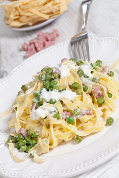 stock image Noodles with cream and ham