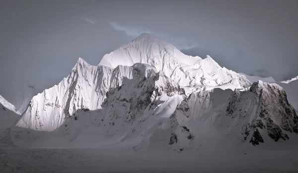 Όμορφα χιονισμένα βουνά — Φωτογραφία Αρχείου