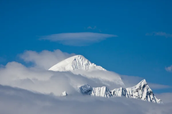Met sneeuw bedekte bergen — Stockfoto