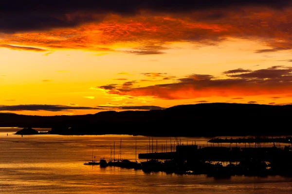 曇りのオレンジ色の夕日 — ストック写真
