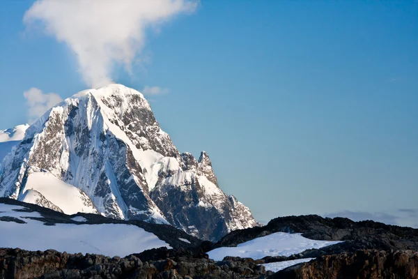 Gyönyörű hófödte hegyek — Stock Fotó