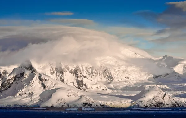 Hermosas montañas cubiertas de nieve Imágenes De Stock Sin Royalties Gratis
