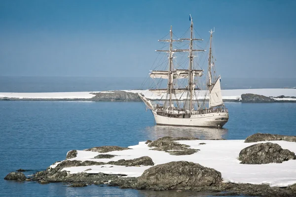 Segelschiff zwischen den Eisbergen — Stockfoto